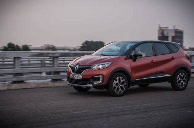 Rusya, Moskova - 25 Temmuz 2016. Renault Kaptur / Captur crossover Araba, ön görünüm