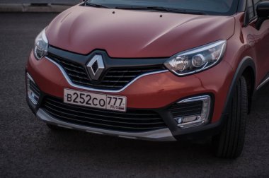 Rusya, Moskova - 25 Temmuz 2016. Renault Kaptur / Captur crossover Araba, ön görünüm