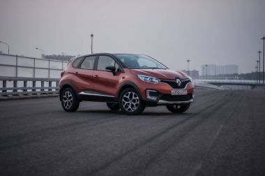 Rusya, Moskova - 25 Temmuz 2016. Renault Kaptur / Captur crossover Araba, ön görünüm
