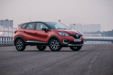 Rusya, Moskova - 25 Temmuz 2016. Renault Kaptur / Captur crossover Araba, ön görünüm