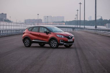 Rusya, Moskova - 25 Temmuz 2016. Renault Kaptur / Captur crossover Araba, ön görünüm
