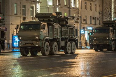 Moskova, Rusya - 27 Nisan 2017: Geçit töreni provası. Zafer Bayramı geçit töreni provası. Prova Tverskaya Street, Moskova, Zafer Bayramı geçit yeni Rus askeri araçlar ile akşam 