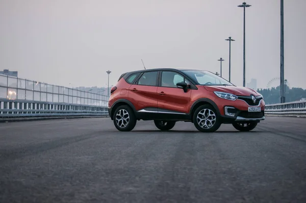 RUSIA, MOSCÚ 25 DE JULIO DE 2016. RENAULT KAPTUR / CAPTUR crossover car, vista frontal — Foto de Stock