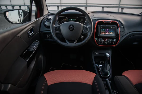 Rusya, Moskova - 25 Temmuz 2016. Renault Kaptur / Captur crossover Araba, iç görünüm — Stok fotoğraf