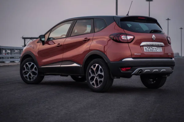 RUSIA, MOSCÚ 25 DE JULIO DE 2016. RENAULT KAPTUR / CAPTUR crossover car, vista frontal — Foto de Stock