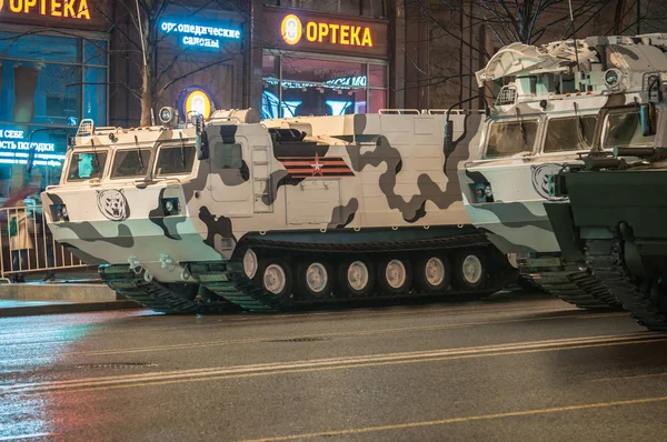 MOSCÚ, RUSIA - 27 DE ABRIL DE 2017: Ensayo del desfile. Ensayo del desfile para el Día de la Victoria. Ensayo nocturno del desfile del Día de la Victoria en la calle Tverskaya, Moscú, con nuevos vehículos militares rusos — Foto de Stock