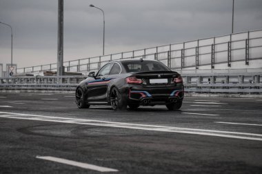 Rusya, Moskova - 24 Eylül 2016. BMW M2 spor araba ile performans paketi, ön görünüm