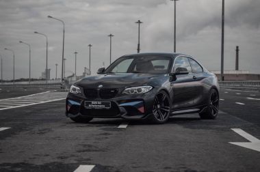 Rusya, Moskova - 24 Eylül 2016. BMW M2 spor araba ile performans paketi, ön görünüm