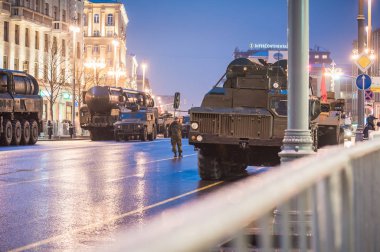Moskova, Rusya - 27 Nisan 2017: Geçit töreni provası. Zafer Bayramı geçit töreni provası. Prova Tverskaya Street, Moskova, Zafer Bayramı geçit yeni Rus askeri araçlar ile akşam 