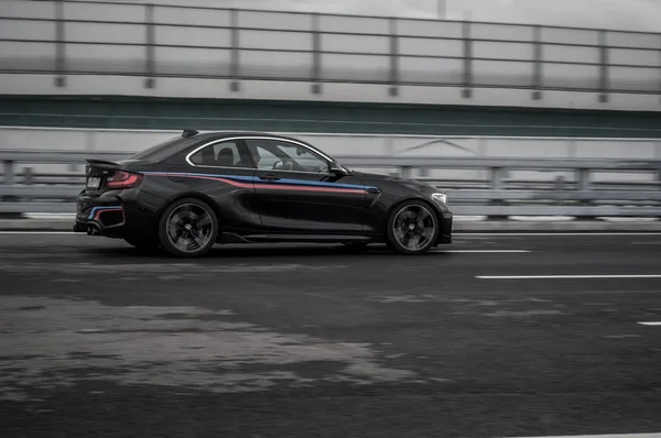 RUSIA, MOSCÚ - 24 DE SEPTIEMBRE DE 2016. BMW M2 coche deportivo con paquete de rendimiento, vista frontal —  Fotos de Stock