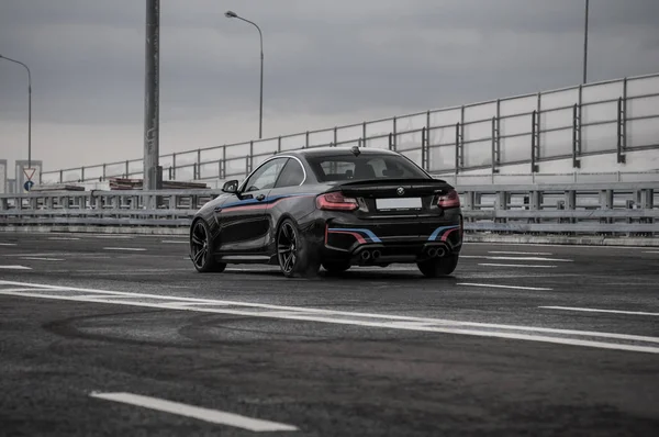 Ρωσία, Μόσχα - 24 Σεπτεμβρίου, 2016. BMW M2 σπορ αυτοκίνητο με το πακέτο επιδόσεων, μπροστινός-πλευρά προβολή — Φωτογραφία Αρχείου