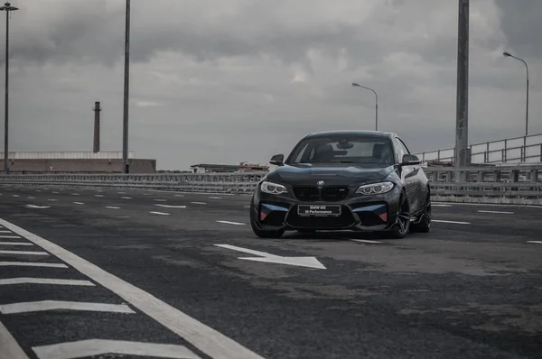 Rosja, Moskwa - 24 września 2016 r. BMW M2 samochód sportowy z Performance Pack, widok z przodu — Zdjęcie stockowe