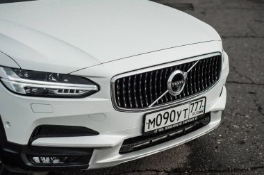 Moskova, Rusya - 3 Mayıs, 2017 Volvo V90 çapraz ülke, ön görünümü. Yeni Volvo V90 Cross Country testi. Bu arabada Awd Suv iş sınıfı bir salon. D4 motoru.
