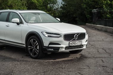 Moskova, Rusya - 3 Mayıs, 2017 Volvo V90 çapraz ülke, ön görünümü. Yeni Volvo V90 Cross Country testi. Bu arabada Awd Suv iş sınıfı bir salon. D4 motoru.