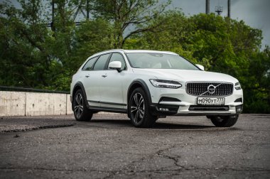 Moskova, Rusya - 3 Mayıs, 2017 Volvo V90 çapraz ülke, ön görünümü. Yeni Volvo V90 Cross Country testi. Bu arabada Awd Suv iş sınıfı bir salon. D4 motoru.