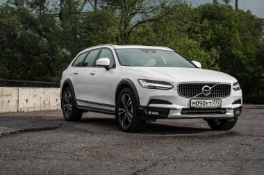 Moskova, Rusya - 3 Mayıs, 2017 Volvo V90 çapraz ülke, ön görünümü. Yeni Volvo V90 Cross Country testi. Bu arabada Awd Suv iş sınıfı bir salon. D4 motoru.