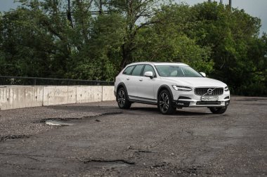 Moskova, Rusya - 3 Mayıs, 2017 Volvo V90 çapraz ülke, ön görünümü. Yeni Volvo V90 Cross Country testi. Bu arabada Awd Suv iş sınıfı bir salon. D4 motoru.