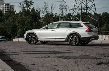 Moskova, Rusya - 3 Mayıs, 2017 Volvo V90 çapraz ülke, ön görünümü. Yeni Volvo V90 Cross Country testi. Bu arabada Awd Suv iş sınıfı bir salon. D4 motoru.