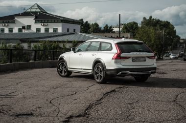 Moskova, Rusya - 3 Mayıs, 2017 Volvo V90 çapraz ülke, ön görünümü. Yeni Volvo V90 Cross Country testi. Bu arabada Awd Suv iş sınıfı bir salon. D4 motoru.
