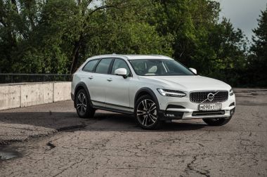 Moskova, Rusya - 3 Mayıs, 2017 Volvo V90 çapraz ülke, ön görünümü. Yeni Volvo V90 Cross Country testi. Bu arabada Awd Suv iş sınıfı bir salon. D4 motoru.