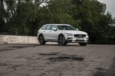 Moskova, Rusya - 3 Mayıs, 2017 Volvo V90 çapraz ülke, ön görünümü. Yeni Volvo V90 Cross Country testi. Bu arabada Awd Suv iş sınıfı bir salon. D4 motoru.