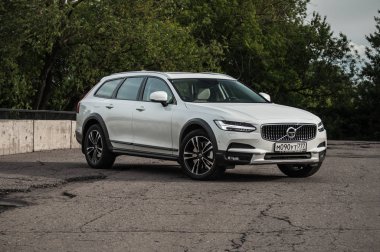Moskova, Rusya - 3 Mayıs, 2017 Volvo V90 çapraz ülke, ön görünümü. Yeni Volvo V90 Cross Country testi. Bu arabada Awd Suv iş sınıfı bir salon. D4 motoru.