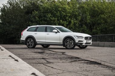 Moskova, Rusya - 3 Mayıs, 2017 Volvo V90 çapraz ülke, ön görünümü. Yeni Volvo V90 Cross Country testi. Bu arabada Awd Suv iş sınıfı bir salon. D4 motoru.