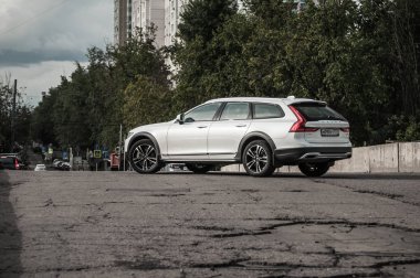 Moskova, Rusya - 3 Mayıs, 2017 Volvo V90 çapraz ülke, ön görünümü. Yeni Volvo V90 Cross Country testi. Bu arabada Awd Suv iş sınıfı bir salon. D4 motoru.