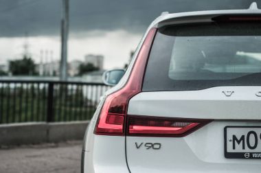 Moskova, Rusya - 3 Mayıs, 2017 Volvo V90 çapraz ülke, ön görünümü. Yeni Volvo V90 Cross Country testi. Bu arabada Awd Suv iş sınıfı bir salon. D4 motoru.