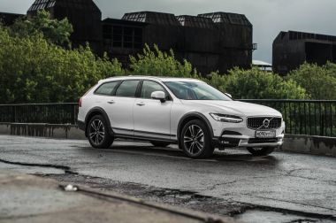Moskova, Rusya - 3 Mayıs, 2017 Volvo V90 çapraz ülke, ön görünümü. Yeni Volvo V90 Cross Country testi. Bu arabada Awd Suv iş sınıfı bir salon. D4 motoru.