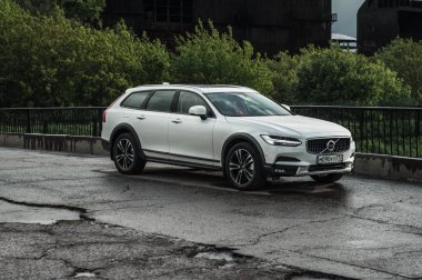Moskova, Rusya - 3 Mayıs, 2017 Volvo V90 çapraz ülke, ön görünümü. Yeni Volvo V90 Cross Country testi. Bu arabada Awd Suv iş sınıfı bir salon. D4 motoru.