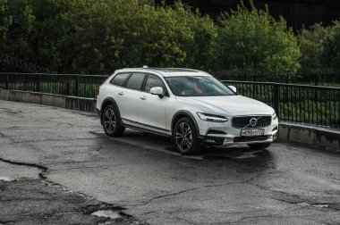 Moskova, Rusya - 3 Mayıs, 2017 Volvo V90 çapraz ülke, ön görünümü. Yeni Volvo V90 Cross Country testi. Bu arabada Awd Suv iş sınıfı bir salon. D4 motoru.
