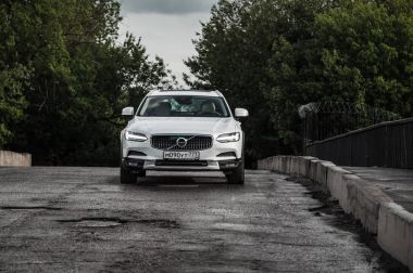 Moskova, Rusya - 3 Mayıs, 2017 Volvo V90 çapraz ülke, ön görünümü. Yeni Volvo V90 Cross Country testi. Bu arabada Awd Suv iş sınıfı bir salon. D4 motoru.