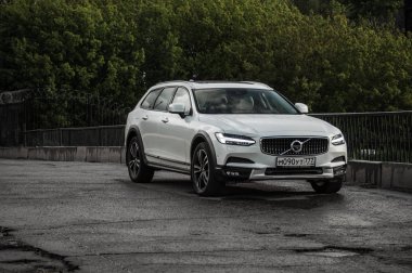 Moskova, Rusya - 3 Mayıs, 2017 Volvo V90 çapraz ülke, ön görünümü. Yeni Volvo V90 Cross Country testi. Bu arabada Awd Suv iş sınıfı bir salon. D4 motoru.