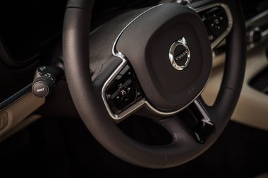 Moskova, Rusya - 3 Mayıs, 2017 Volvo V90 çapraz ülke, iç görünüm. Yeni Volvo V90 Cross Country testi. Bu arabada Awd Suv iş sınıfı bir salon. D4 motoru.