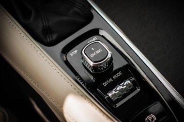 Moskova, Rusya - 3 Mayıs, 2017 Volvo V90 çapraz ülke, iç görünüm. Yeni Volvo V90 Cross Country testi. Bu arabada Awd Suv iş sınıfı bir salon. D4 motoru.