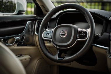 Moskova, Rusya - 3 Mayıs, 2017 Volvo V90 çapraz ülke, iç görünüm. Yeni Volvo V90 Cross Country testi. Bu arabada Awd Suv iş sınıfı bir salon. D4 motoru.