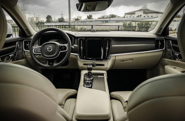 Moskova, Rusya - 3 Mayıs, 2017 Volvo V90 çapraz ülke, iç görünüm. Yeni Volvo V90 Cross Country testi. Bu arabada Awd Suv iş sınıfı bir salon. D4 motoru.