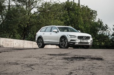 Moskova, Rusya - 3 Mayıs, 2017 Volvo V90 çapraz ülke, ön görünümü. Yeni Volvo V90 Cross Country testi. Bu arabada Awd Suv iş sınıfı bir salon. D4 motoru.