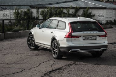 Moskova, Rusya - 3 Mayıs, 2017 Volvo V90 çapraz ülke, ön görünümü. Yeni Volvo V90 Cross Country testi. Bu arabada Awd Suv iş sınıfı bir salon. D4 motoru.