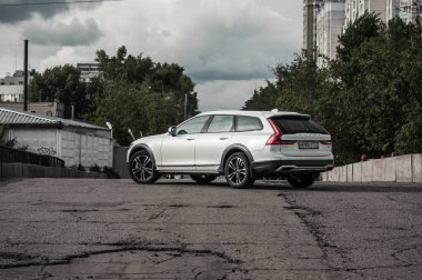 Moskova, Rusya - 3 Mayıs, 2017 Volvo V90 çapraz ülke, ön görünümü. Yeni Volvo V90 Cross Country testi. Bu arabada Awd Suv iş sınıfı bir salon. D4 motoru.
