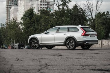 Moskova, Rusya - 3 Mayıs, 2017 Volvo V90 çapraz ülke, ön görünümü. Yeni Volvo V90 Cross Country testi. Bu arabada Awd Suv iş sınıfı bir salon. D4 motoru.