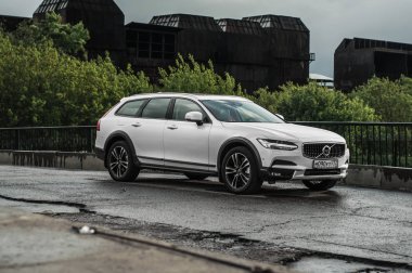 Moskova, Rusya - 3 Mayıs, 2017 Volvo V90 çapraz ülke, ön görünümü. Yeni Volvo V90 Cross Country testi. Bu arabada Awd Suv iş sınıfı bir salon. D4 motoru.