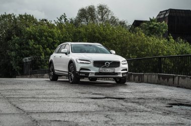 Moskova, Rusya - 3 Mayıs, 2017 Volvo V90 çapraz ülke, ön görünümü. Yeni Volvo V90 Cross Country testi. Bu arabada Awd Suv iş sınıfı bir salon. D4 motoru.