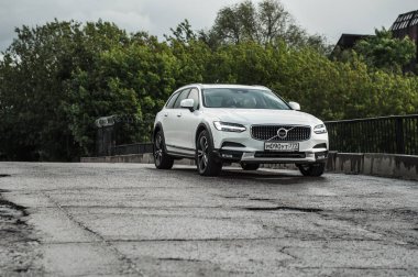 Moskova, Rusya - 3 Mayıs, 2017 Volvo V90 çapraz ülke, ön görünümü. Yeni Volvo V90 Cross Country testi. Bu arabada Awd Suv iş sınıfı bir salon. D4 motoru.