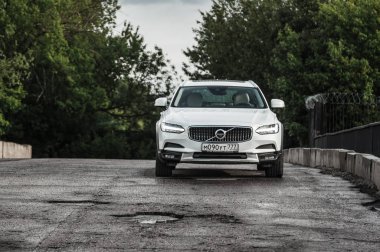 Moskova, Rusya - 3 Mayıs, 2017 Volvo V90 çapraz ülke, ön görünümü. Yeni Volvo V90 Cross Country testi. Bu arabada Awd Suv iş sınıfı bir salon. D4 motoru.