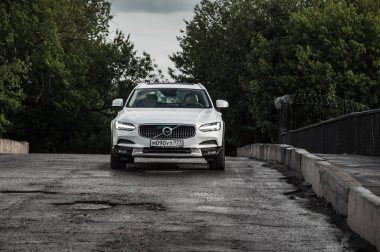 Moskova, Rusya - 3 Mayıs, 2017 Volvo V90 çapraz ülke, ön görünümü. Yeni Volvo V90 Cross Country testi. Bu arabada Awd Suv iş sınıfı bir salon. D4 motoru.