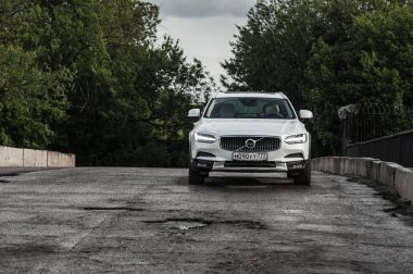 Moskova, Rusya - 3 Mayıs, 2017 Volvo V90 çapraz ülke, ön görünümü. Yeni Volvo V90 Cross Country testi. Bu arabada Awd Suv iş sınıfı bir salon. D4 motoru.