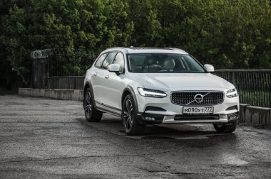 Moskova, Rusya - 3 Mayıs, 2017 Volvo V90 çapraz ülke, ön görünümü. Yeni Volvo V90 Cross Country testi. Bu arabada Awd Suv iş sınıfı bir salon. D4 motoru.