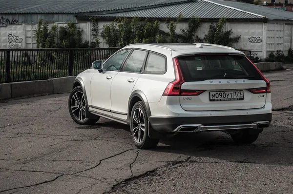 Moskova, Rusya - 3 Mayıs, 2017 Volvo V90 çapraz ülke, ön görünümü. Yeni Volvo V90 Cross Country testi. Bu arabada Awd Suv iş sınıfı bir salon. D4 motoru.